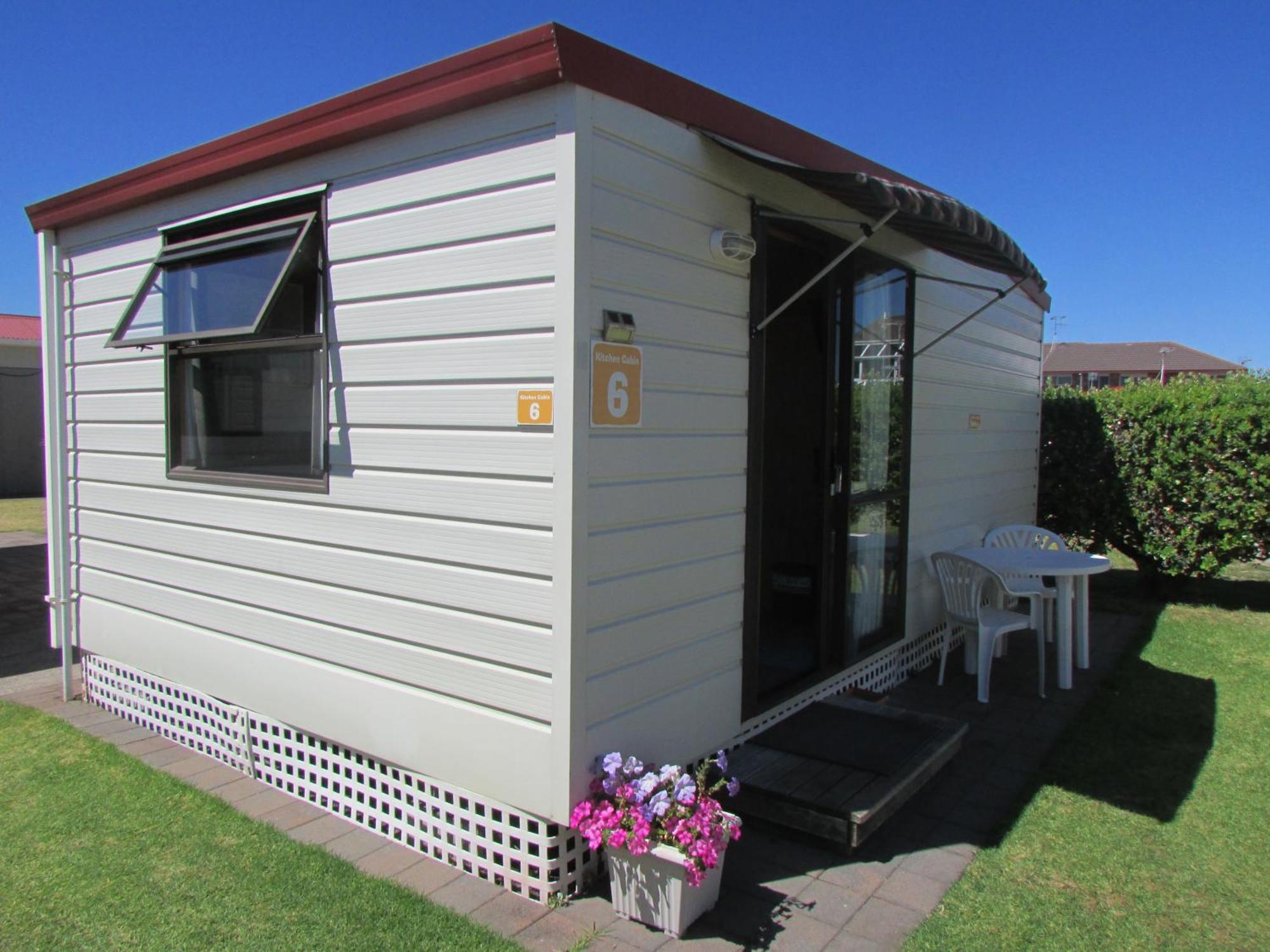 Cabin with Kitchen and Shared Bathroom